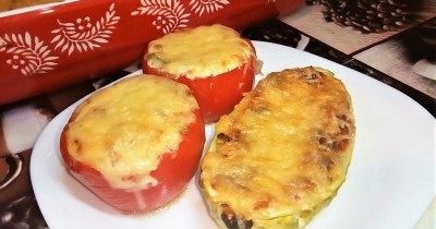 Фаршированные творогом помидоры и кабачки под сыром
