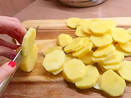 Картошку режем кольцами