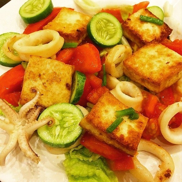 Теплый салат с кальмарами и тофу