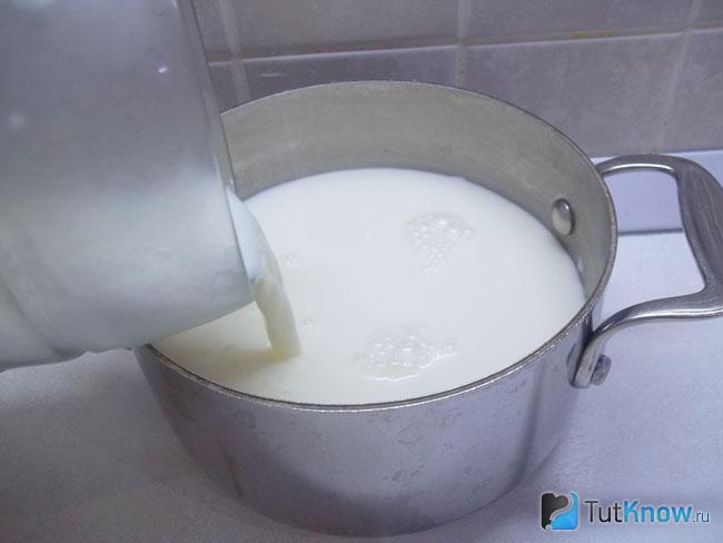Молоко перелито в кастрюлю
