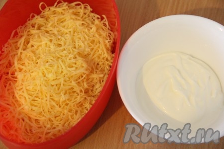 Сыр натереть на мелкой тёрке. Сметану можно использовать 15% или 20% жирности.