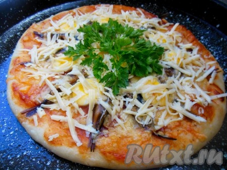Сверху готовую горячую пиццу, по желанию, можно посыпать черным молотым перцем и небольшим количеством натертого сыра, украсить зеленью. Пицца со шпротами готова, она вкусна как в горячем, так и в холодном виде. 