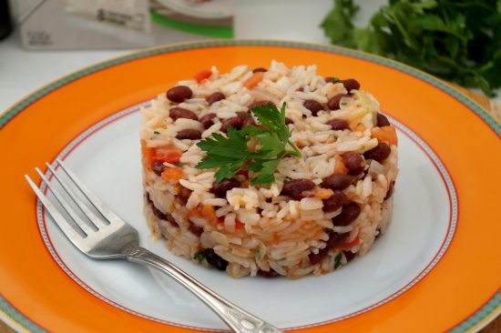 Тёплый фасолевый салат с ароматным рисом