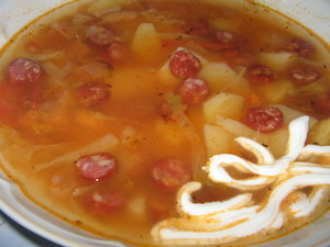 Суп с охотничьими колбасками и фасолью.
