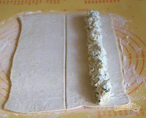 Слоеный рулет с творожно-сырной начинкой - фото шаг 3