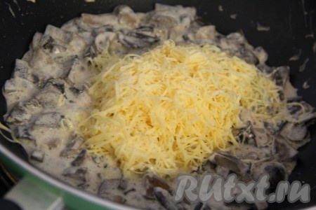  Затем добавить сыр, всё хорошо перемешать. Томить грибы под крышкой, на медленном огне примерно 10 минут до полного растворения сыра. Периодически помешивать. 