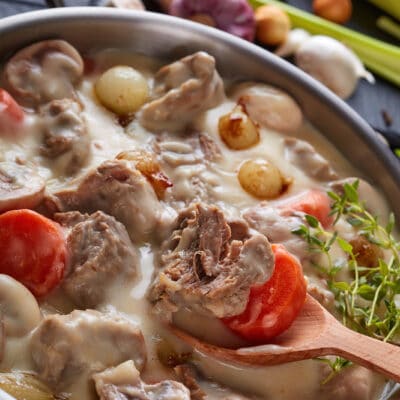 Тушеное мясо с грибами и помидорами в сливочном соусе - рецепт с фото
