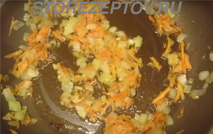 Тушим лук и морковку на сковородке