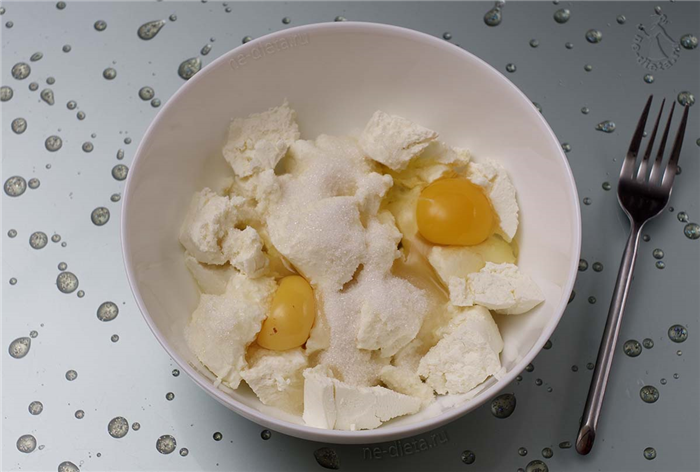 В миску выложить творог, соль, сахар и яйца