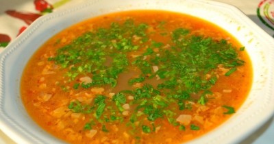 Суп харчо с говядиной, помидорами, зеленью и рисом