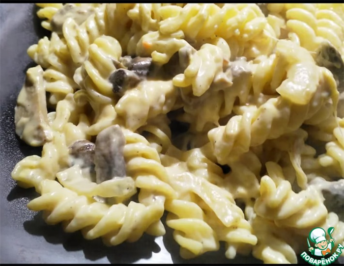 Рецепт: Макароны в сливочно-грибном соусе с сыром