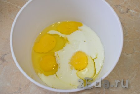 В отдельной чаше соедините яйца и молоко, немного подсолите, взболтайте венчиком (или вилкой). Яйца должны равномерно вмешаться в молоко.