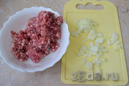 Для приготовления омлета подойдёт любой фарш (например, говяжий, куриный и т.д.). Луковицу, очищенную от шелухи, мелко нарежьте.