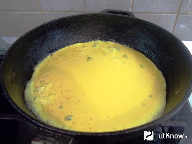 Яичная масса вылита в сковороду
