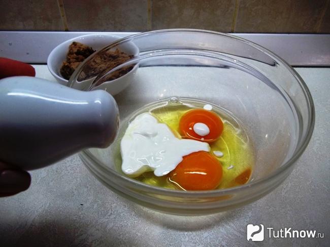 Яйца со сметаной соединены в миске