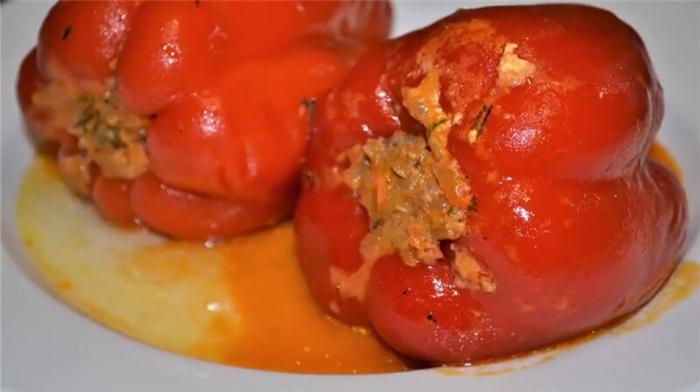 Самые вкусные перцы фаршированные мясом и рисом в томатно-сметанном соусе в кастрюле