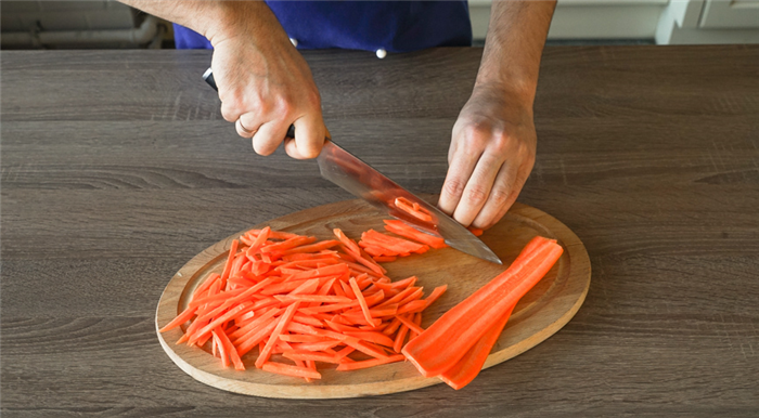 Плов с курицей в казане, нарежьте морковь