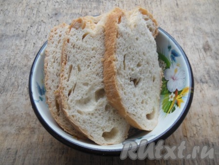 Хлеб замочите в молоке на несколько минут.