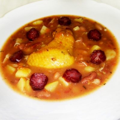 Розовый суп с фасолью, копченой курицей и чили-колбасками - рецепт с фото