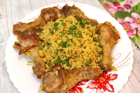 Фото к рецепту: Куриные ножки с рисом на сковороде 