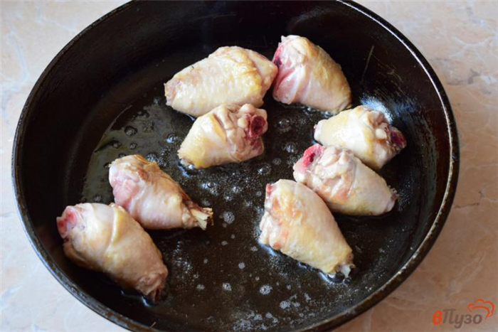 Фото приготовление рецепта: Куриные ножки с рисом на сковороде шаг №1