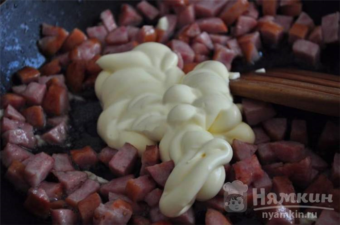 Макароны с колбасой и майонезом на сковороде - фото шаг 4