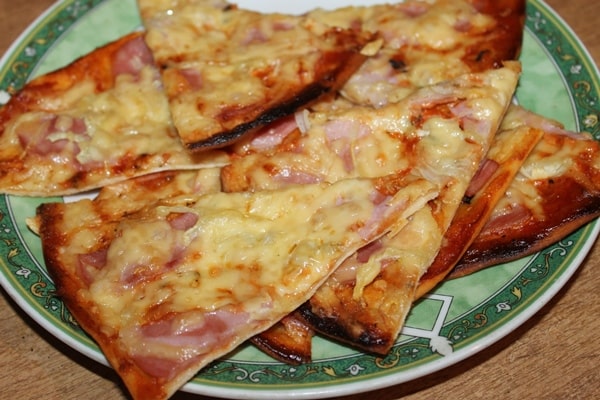 Пицца на тонком тесте с ветчиной и сыром