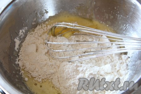 К полученной яичной массе добавить ванильный сахар, муку и перемешать. 