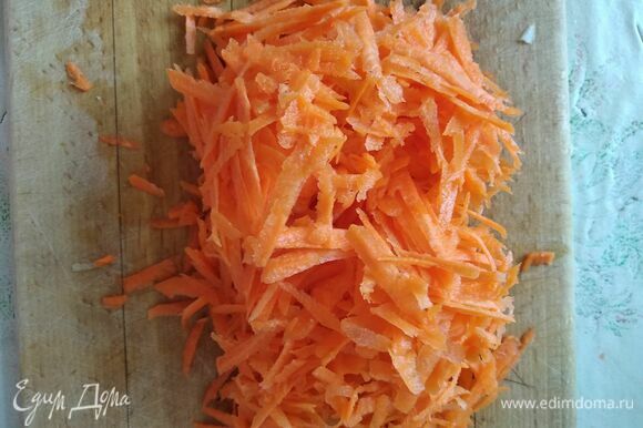 Морковь трем на крупной терке. Лук мелко режем. На растительном масле обжариваем лук и морковь 5–7 минут. Достаем рыбу из кастрюли, выбрасываем лук и морковь. Кладем в бульон рис, через 10 минут после закипания добавляем картофель. Кладем перец горошком. Варим еще минут 7, добавляем зажарку из моркови и лука, а затем лавровый лист. Тем временем отделяем рыбу от костей и добавляем в бульон. Варим до готовности риса и картофеля. Солим. Достаем лавровый лист. Даем настояться минут 15 и можно подавать Приятного аппетита!