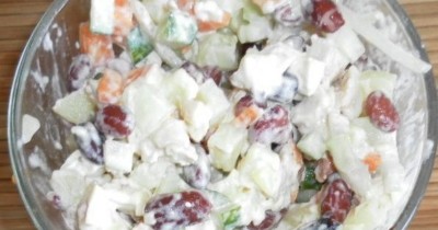 Салат из копченой куриной грудки с фасолью и огурцами