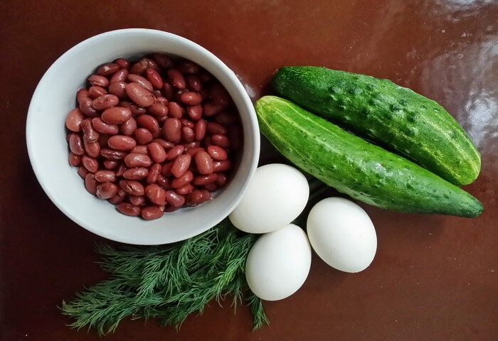 Ингредиенты для салата с фасолью, свежим огурцом и яйцом