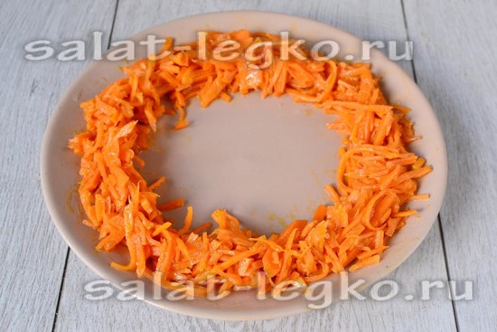 выкладываем ободок по периметру блюда, из моркови по-корейски