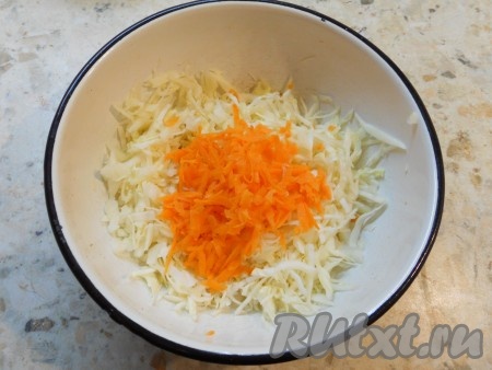 Тонко нашинковать капусту, слегка посолить, хорошо помять руками. Морковь, натерев на крупной терке, добавить к капусте. 
