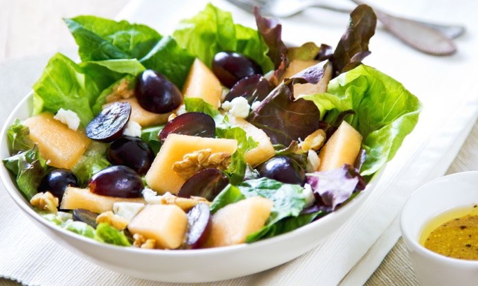 Салат с виноградом и курицей: 9 вариантов изысканного блюда