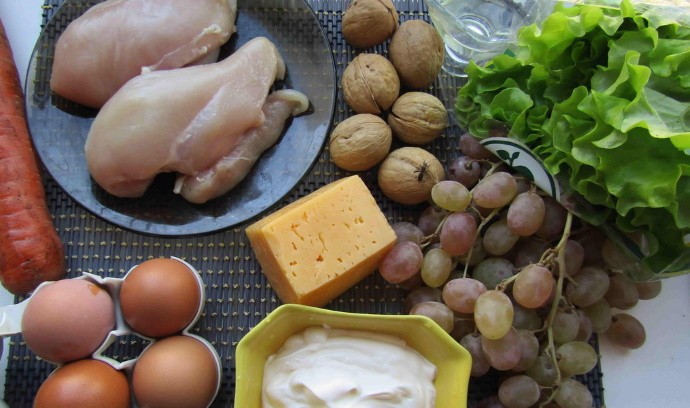 Салат с виноградом и курицей: 9 вариантов изысканного блюда