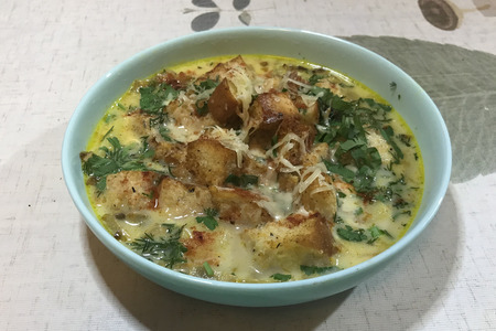 Фото к рецепту: Сырный суп с копченой курицей и грибами