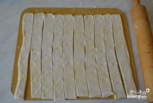 Сосиски в слоеном тесте в духовке - фото шаг 2