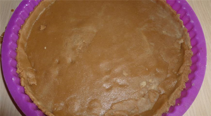 Раскатываем тесто для пирога и выкладываем в форму для запекания