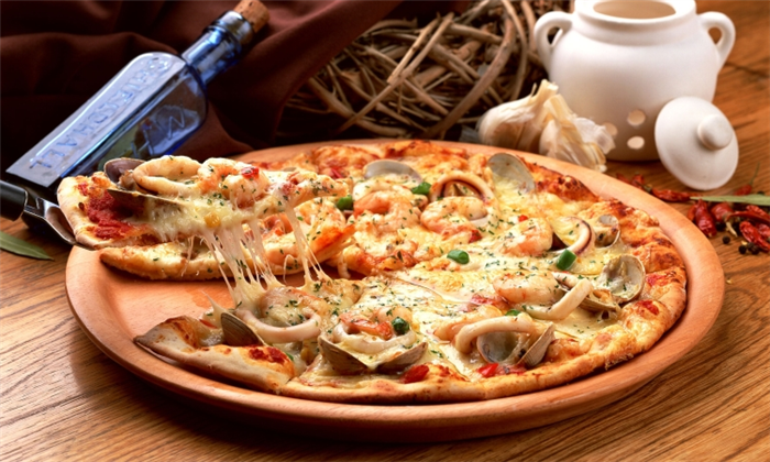 Вкусная и сочная итальянская пицца с морепродуктами