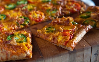 Пиццу можно нарезать квадратами, если ее края получились слишком толстыми