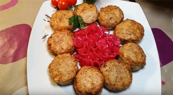 Готовые мясные зразы с грибами и сыром