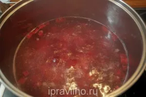 Куриный суп со свеклой и сельдереем