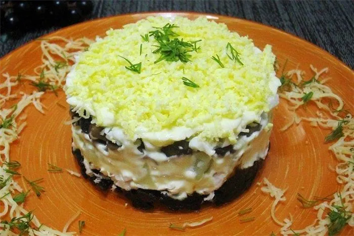 Салат с курицей, яйцами, шампиньонами и черносливом