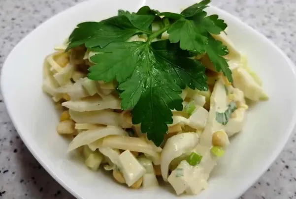 салат с кальмарами и кукурузой