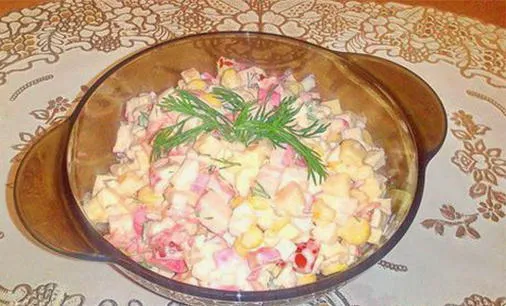 Салат с крабовыми палочками и кукурузой и яйцом и сыром