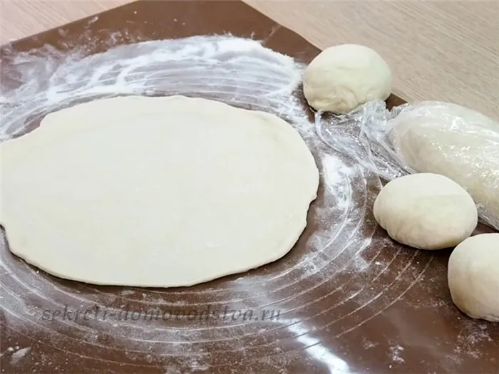 Лепешки на минеральной воде и муке на сковороде