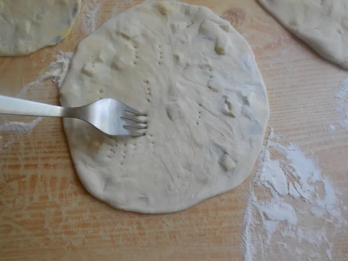 Пресные лепешки на минеральной воде с яйцом и луком