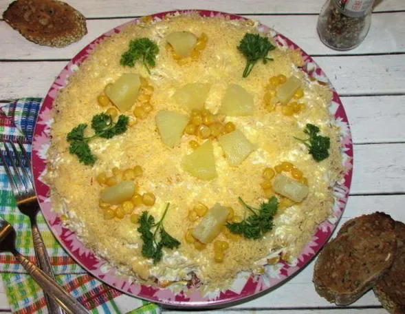 Салаты с копченой курицей и ананасами