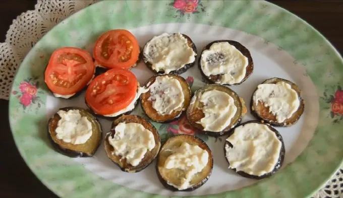 Баклажаны с помидорами и чесноком, жареные на сковороде