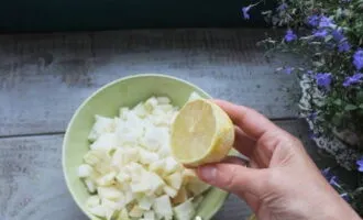 Подготовьте начинку. Яблоки помойте, очистите от кожуры и нарежьте кубиками. Яблоки сбрызните лимонным соком и добавьте к ним сахар.